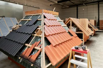Ons opleidingscentrum beschikt over een grote praktijkruimte voor opleidingen op het gebied van hellende en platte daken. 