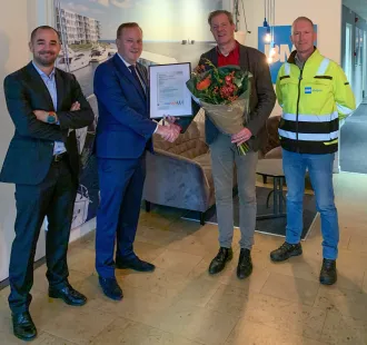 Officiële overhandiging van het certificaat